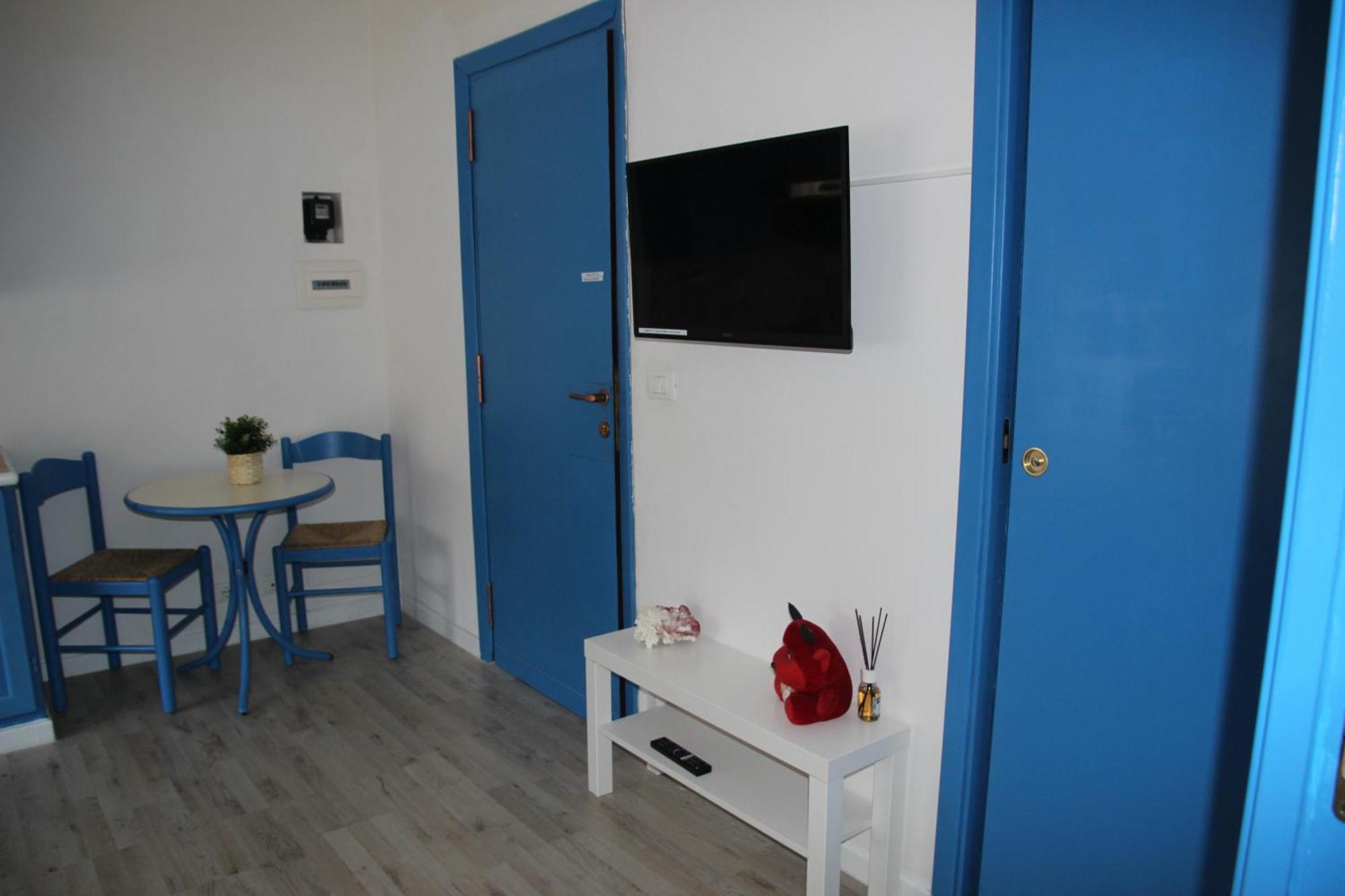 Sunny Rome Sexy Grey & Cool Blue Apartment Room photo