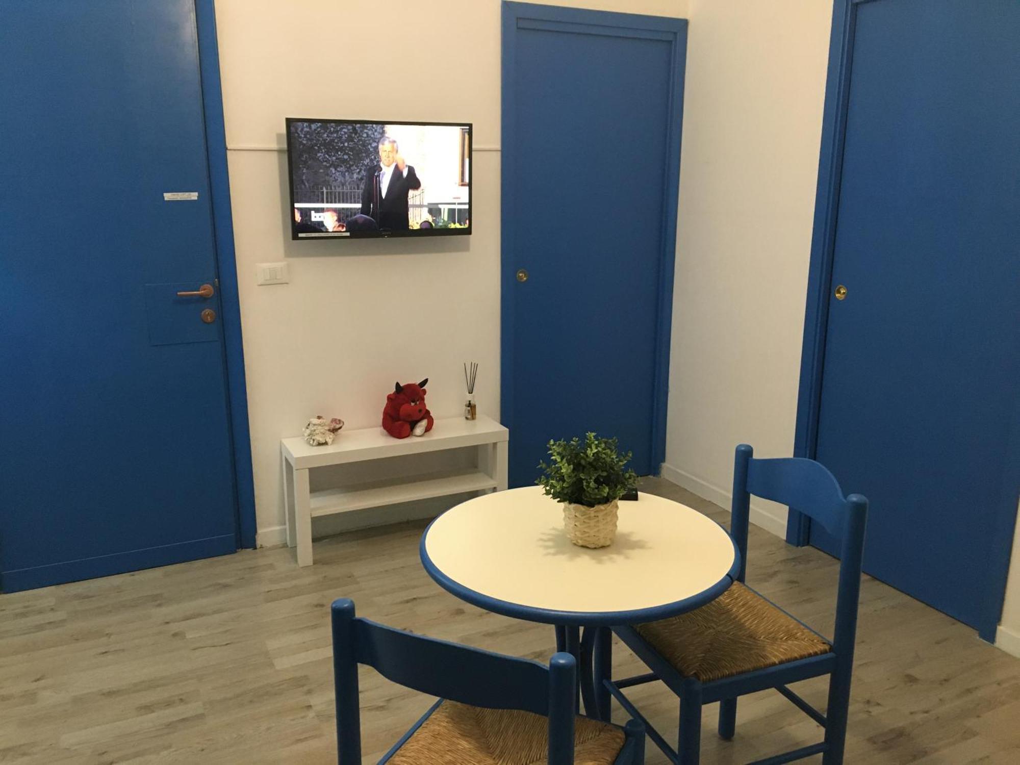 Sunny Rome Sexy Grey & Cool Blue Apartment Room photo
